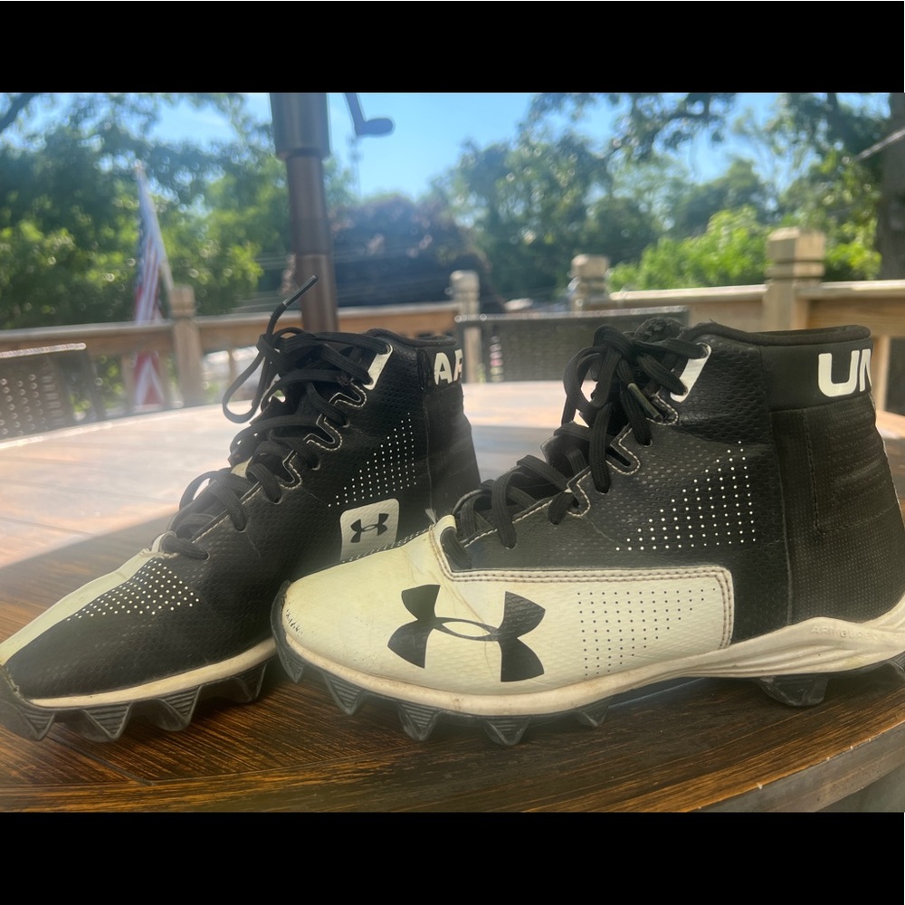 Under Armor Cleats 5Y black and white